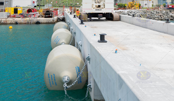 Defensa rellena de espuma para muelle
