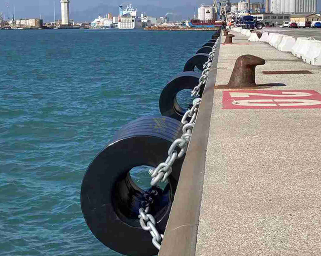 Guardabarros cilíndricos marinos jier para el puerto de Massawa, Eritrea FP