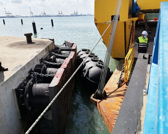 Gavesos neumáticos instalados en el puerto de Nhava Sheva