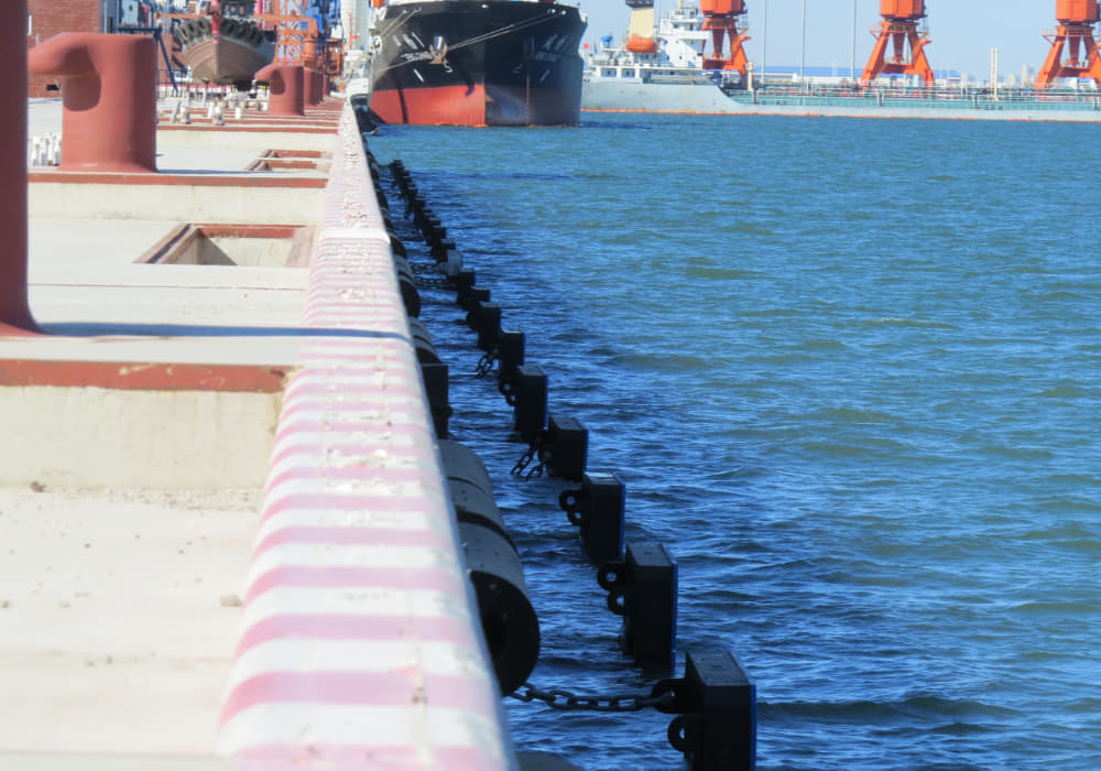 Fender al lado del muelle-1000x700