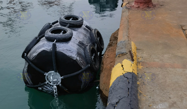 defensa neumática para muelle