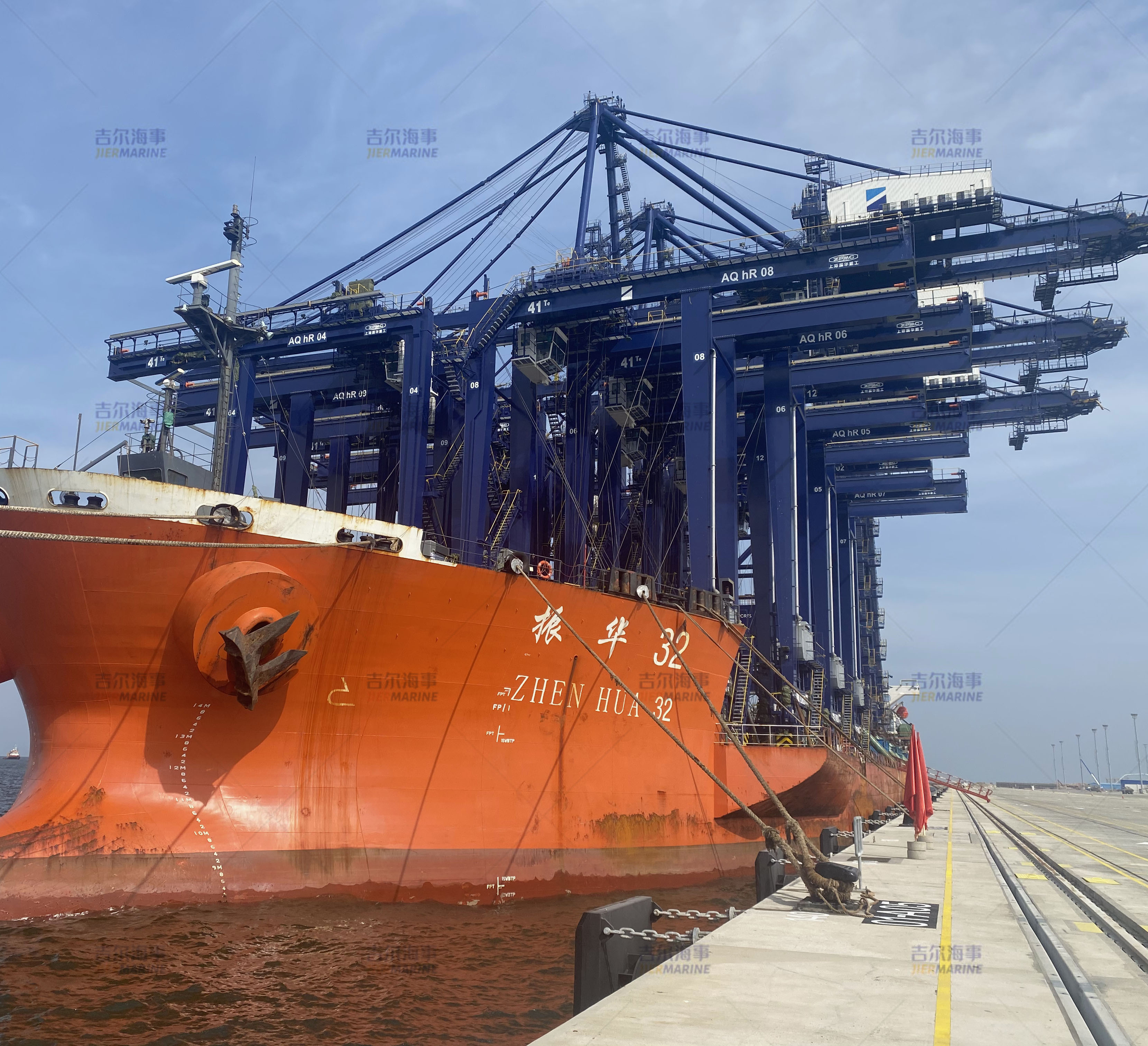Instalamos guardabarros y bolardos para el proyecto de terminal de contenedores de puerto marino ABU QIR. (JDA 、 Ladder de acero)